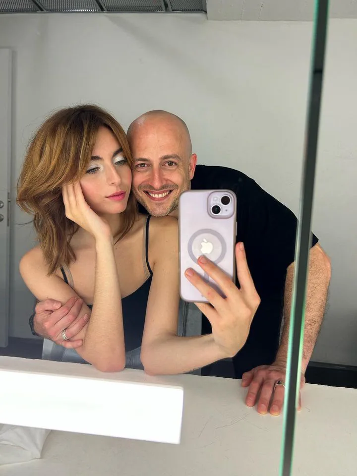 Diego Avellini with a model in front of the mirror